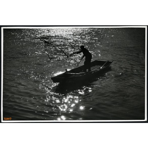 Nagyobb méret, Szendrő István fotóművészeti alkotása, balatoni halász naplementében, foglalkozás, Balaton, 1930-as évek. Eredeti, pecséttel jelzett fotó, papírkép. Dekorációnak, ajándéknak is kiváló. 