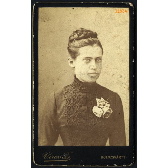 Veress műterem, 'Kolozsvártt' (Kolozsvár), Erdély, elegáns hölgy magyaros ruhában, gyönyörű frizurával, rózsa, virág, 1880-as évek, Eredeti CDV, vizitkártya fotó. 