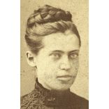 Veress műterem, 'Kolozsvártt' (Kolozsvár), Erdély, elegáns hölgy magyaros ruhában, gyönyörű frizurával, rózsa, virág, 1880-as évek, Eredeti CDV, vizitkártya fotó. 