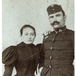 Ismeretlen műterem, huszár őrmester feleségével, katona, egyenruha, kard, bajusz,  portré, gyönyörű ruhák, 1890-es évek, Eredeti kabinetfotó.  