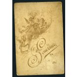 Ismeretlen műterem, huszár őrmester feleségével, katona, egyenruha, kard, bajusz,  portré, gyönyörű ruhák, 1890-es évek, Eredeti kabinetfotó.  