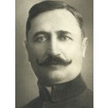 Kiss Károly műterme, Budapest, elegáns férfi bajusszal, lovas óratartóval, portré, 1890-es évek, Eredeti kabinetfotó.   