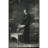 Dunky Elek műterme, Kolozsvár, Erdély, marosujvári hölgy fotellal, festett háttér, helytörténet, 1915, 1910-es évek, Eredeti fotó, papírkép, hátulja kopott, sarka hiányos, hátulján üzenet.