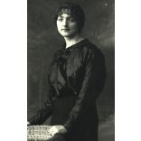 Dunky Elek műterme, Kolozsvár, Erdély, marosujvári hölgy fotellal, festett háttér, helytörténet, 1915, 1910-es évek, Eredeti fotó, papírkép, hátulja kopott, sarka hiányos, hátulján üzenet.