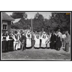   Kárpátalja, ruszin nők és férfiak népviseletben, falu, helytörténet, 1941, 1940-es évek, Eredeti fotó, papírkép. 