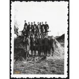 Magyar katonák golyószóróval, fegyver, egyenruha, csoportkép, 2. világháború, 1940-es évek, Eredeti fotó, papírkép.  