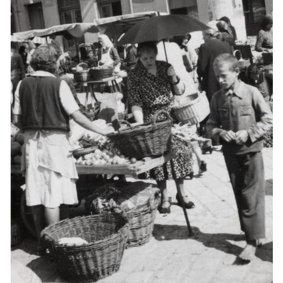 Piac Baján, üzlet, műhely, feliratok, reklám, Bács-Kiskun megye, helytörténet, 1940, 1940-es évek, Eredeti fotó, papírkép.  