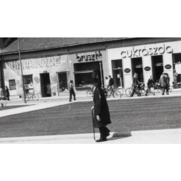 Baja, utcakép, üzlet, műhely, feliratok, reklám,  Huszár József kereskedése, cukrászda, Bács-Kiskun megye, Baja, helytörténet, 1940-es évek, Eredeti fotó, papírkép.