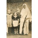 Magyar katonák egyenruhában, puskákkal, kislányokkal, különös jelmez, 2. világháború, 1940-es évek, Eredeti fotó, papírkép.  