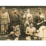 Magyar katonák egyenruhában, puskákkal, kislányokkal, különös jelmez, 2. világháború, 1940-es évek, Eredeti fotó, papírkép.  