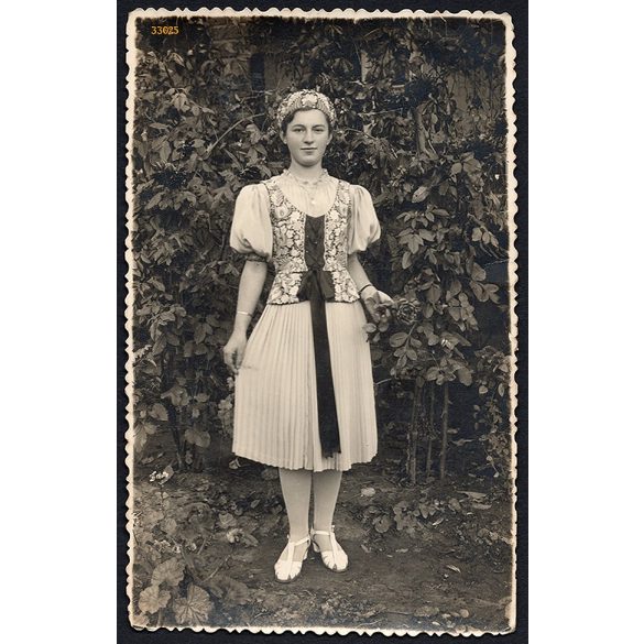 Lány népviseletben, hímzett fejdíszben, Csépa,  Jász-Nagykun-Szolnok megye, helytörténet, 1939. szeptember 29, 1930-es évek, Eredeti fotó, papírkép.   