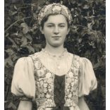 Lány népviseletben, hímzett fejdíszben, Csépa,  Jász-Nagykun-Szolnok megye, helytörténet, 1939. szeptember 29, 1930-es évek, Eredeti fotó, papírkép.   