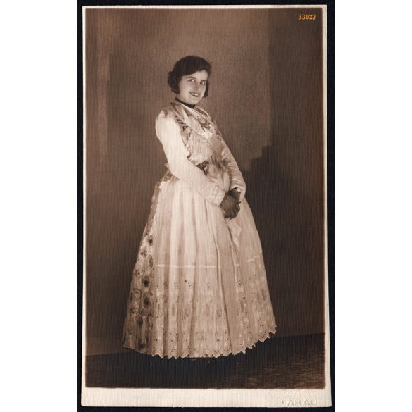 Szabó műterem, Arad, Erdély, lány sváb népviseletben, sváb bál, helytörténet, 1932. február 6, 1930-as évek, Eredeti fotó, mélynyomóval jelzett papírkép. 