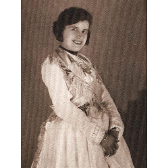 Szabó műterem, Arad, Erdély, lány sváb népviseletben, sváb bál, helytörténet, 1932. február 6, 1930-as évek, Eredeti fotó, mélynyomóval jelzett papírkép. 