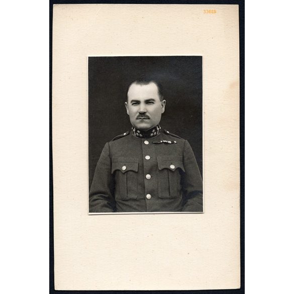 Magyar katona egyenruhában, 2. világháború, bajusz, 1940-es évek, Eredeti kartonra kasírozott fotó, papírkép.  