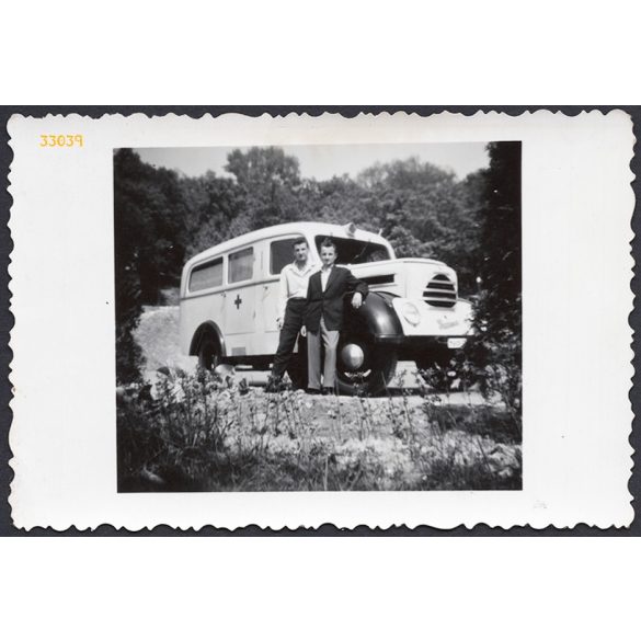 Férfiak Garant (Robur) mentőautóval, magyar rendszám, jármű, közlekedés, 1950-es évek, Magyarország, Eredeti fotó, papírkép.   