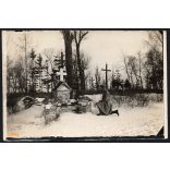 Tisztelet a hősöknek, magyar katona imádkozik egy temetőben, egyenruha, 1. világháború, 1910-es évek, Eredeti fotó, papírkép.  