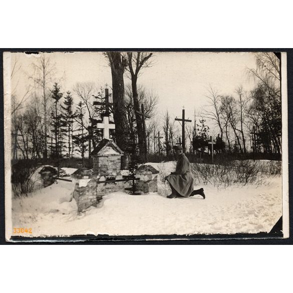 Tisztelet a hősöknek, magyar katona imádkozik egy temetőben, egyenruha, 1. világháború, 1910-es évek, Eredeti fotó, papírkép.  