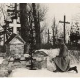 Tisztelet a hősöknek, magyar katona imádkozik egy temetőben, egyenruha, 1. világháború, 1910-es évek, Eredeti fotó, papírkép.  