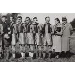 A Vízművek csapata, Újpest, Budapest, 'Vízművek-Fodrászok 11-1', labdarúgás, sport, foci, helytörténet, 1940. október 13, 1940-es évek, Eredeti fotó, hátoldalon Szalay Sándor által feliratozott papírk