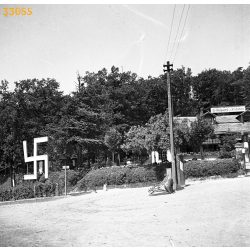   Horogkereszt, náci jelkép a Häuserl am Roan vendéglő udvarán, Bécs, Ausztria, 2. világháború, vendéglátás, 1940-es évek, Eredeti fotó negatív!        