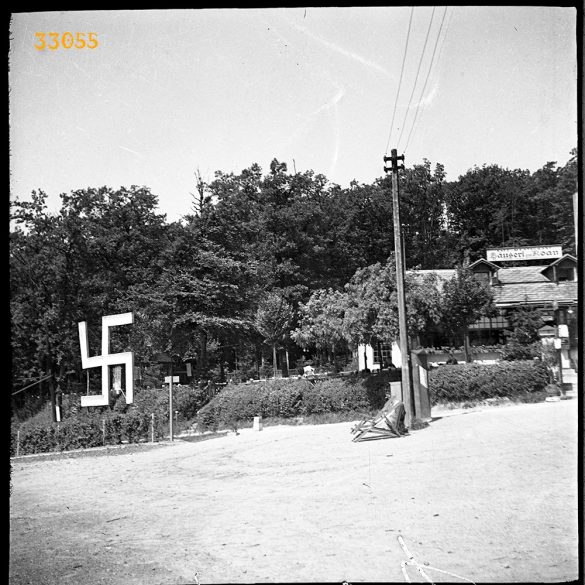 Horogkereszt, náci jelkép a Häuserl am Roan vendéglő udvarán, Bécs, Ausztria, 2. világháború, vendéglátás, 1940-es évek, Eredeti fotó negatív!        