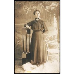  Bencze fényképész, Barcs, elegáns nő portréja, festett háttér, Somogy megye, helytörténet, 1917/1919, 1910-es évek, Eredeti fotó, papírkép, hátulján Kastélyosdombóról írt üzenet: 'Szeretettel férjemne