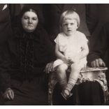 Helios műterem, Brassó, Erdély, a Georg Brenndörfer család portréja, szász polgárok, nagymama 60. születésnapja, helytörténet, 1932. május 23., 1930-as évek, Eredeti fotó, hátulján feliratozott, pecsé