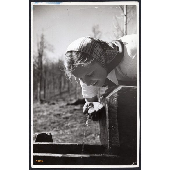 Nagyobb méret, Szendrő István fotóművészeti alkotása, lány a forrásnál, 1930-as évek. Eredeti, pecséttel jelzett fotó. méret megközelítőleg (centiméterben): 11.5 x 17.5  Használt! Eredeti nagyítás! Ne