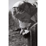 Nagyobb méret, Szendrő István fotóművészeti alkotása, lány a forrásnál, 1930-as évek. Eredeti, pecséttel jelzett fotó. méret megközelítőleg (centiméterben): 11.5 x 17.5  Használt! Eredeti nagyítás! Ne