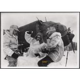 Nagyobb méret, Német katonák , pilóták kártyáznak, repülő, 2. világháború, „Jégtömb, mint kártyaasztal fenn Finnországban egy repülőtéren”, , 1940, 1940-es évek, Eredeti sajtófotó, papírkép.   