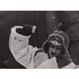 Nagyobb méret, Német katonák , pilóták kártyáznak, repülő, 2. világháború, „Jégtömb, mint kártyaasztal fenn Finnországban egy repülőtéren”, , 1940, 1940-es évek, Eredeti sajtófotó, papírkép.   