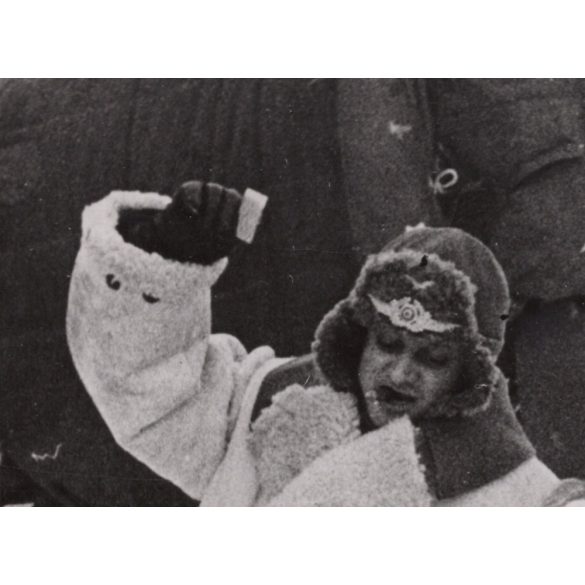 Nagyobb méret, Német katonák , pilóták kártyáznak, repülő, 2. világháború, „Jégtömb, mint kártyaasztal fenn Finnországban egy repülőtéren”, , 1940, 1940-es évek, Eredeti sajtófotó, papírkép.   