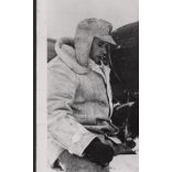 Nagyobb méret, Német katonák , pilóták kártyáznak, repülő, 2. világháború, „Jégtömb, mint kártyaasztal fenn Finnországban egy repülőtéren”, , 1940, 1940-es évek, Eredeti sajtófotó, papírkép.   