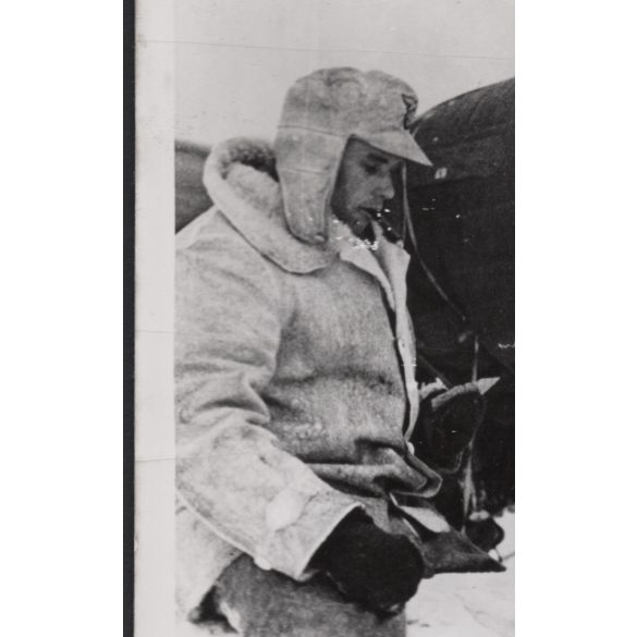 Nagyobb méret, Német katonák , pilóták kártyáznak, repülő, 2. világháború, „Jégtömb, mint kártyaasztal fenn Finnországban egy repülőtéren”, , 1940, 1940-es évek, Eredeti sajtófotó, papírkép.   