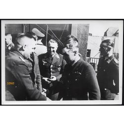   Nagyobb méret, német katonák egy angol fogollyal, egyenruha, 2. világháború, , „Német pilótatisztek egy elfogott angol tiszttel beszélgetnek”, 1940, 1940-es évek, Eredeti pecséttel jelzett sajtófotó, 