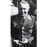 Nagyobb méret, német katonák egy angol fogollyal, egyenruha, 2. világháború, , „Német pilótatisztek egy elfogott angol tiszttel beszélgetnek”, 1940, 1940-es évek, Eredeti pecséttel jelzett sajtófotó, 