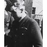 Nagyobb méret, német katonák egy angol fogollyal, egyenruha, 2. világháború, , „Német pilótatisztek egy elfogott angol tiszttel beszélgetnek”, 1940, 1940-es évek, Eredeti pecséttel jelzett sajtófotó, 