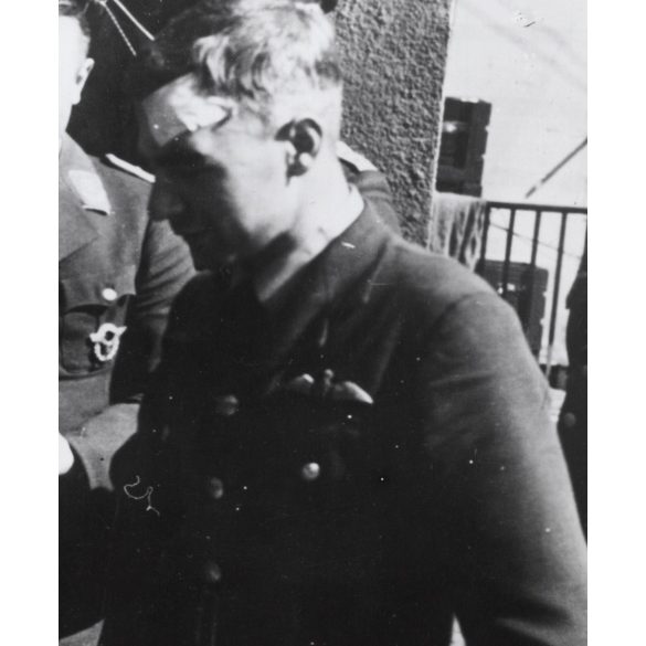 Nagyobb méret, német katonák egy angol fogollyal, egyenruha, 2. világháború, , „Német pilótatisztek egy elfogott angol tiszttel beszélgetnek”, 1940, 1940-es évek, Eredeti pecséttel jelzett sajtófotó, 