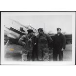 Nagyobb méret, német pilóták, katona, egyenruha, repülő, 2. világháború, „Egy hazatérő vadászpilótahadnagy sikeres légiharcát meséli el bajtársainak”, 1940, 1940-es évek, Eredeti sajtófotó,  