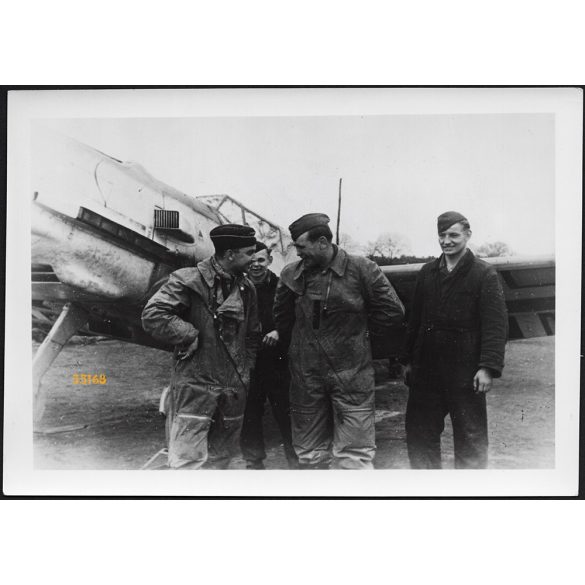 Nagyobb méret, német pilóták, katona, egyenruha, repülő, 2. világháború, „Egy hazatérő vadászpilótahadnagy sikeres légiharcát meséli el bajtársainak”, 1940, 1940-es évek, Eredeti sajtófotó,  