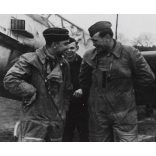 Nagyobb méret, német pilóták, katona, egyenruha, repülő, 2. világháború, „Egy hazatérő vadászpilótahadnagy sikeres légiharcát meséli el bajtársainak”, 1940, 1940-es évek, Eredeti sajtófotó,  