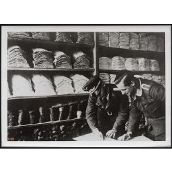   Nagyobb méret, „Az egyik német tábori repülőtér ruha- és fehérneműraktára", német katona, repülős, pilóta, egyenruha,  2. világháború, 1941, 1940-es évek, Eredeti pecséttel jelzett sajtófotó, papírkép