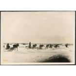 Nagyobb méret, német katonai repülőtér, „Szánkaraván viszi előre a repülőtérre a bombát és a lőszert”, 2. világháború, 1940-es évek, Eredeti sajtófotó, pecséttel ellátott papírkép.  