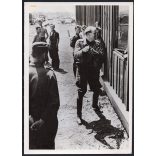 Nagyobb méret, német katonai repülőtér, „Egy német vadászpilóta élményeit meséli”, egyenruha, repülő, pilóta, 2. világháború, 1941, 1940-es évek, Eredeti sajtófotó,  pecséttel jelzett papírkép, OKW fo