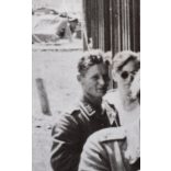 Nagyobb méret, német katonai repülőtér, „Egy német vadászpilóta élményeit meséli”, egyenruha, repülő, pilóta, 2. világháború, 1941, 1940-es évek, Eredeti sajtófotó,  pecséttel jelzett papírkép, OKW fo