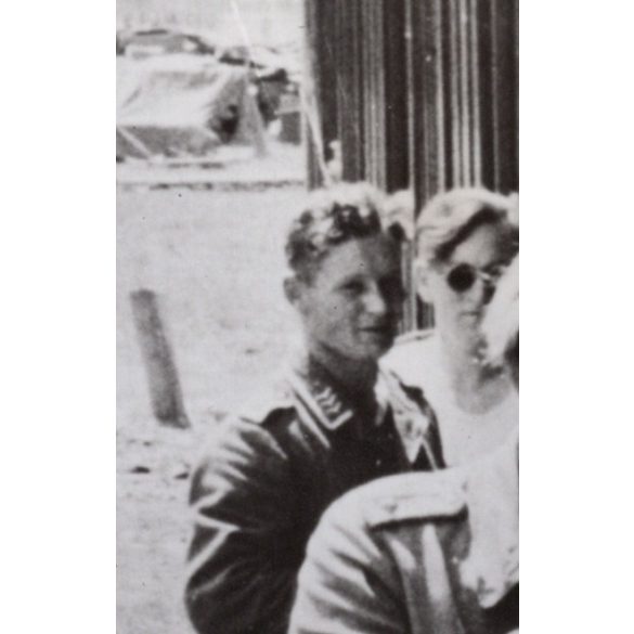 Nagyobb méret, német katonai repülőtér, „Egy német vadászpilóta élményeit meséli”, egyenruha, repülő, pilóta, 2. világháború, 1941, 1940-es évek, Eredeti sajtófotó,  pecséttel jelzett papírkép, OKW fo