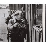 Nagyobb méret, német katonai repülőtér, „Egy német vadászpilóta élményeit meséli”, egyenruha, repülő, pilóta, 2. világháború, 1941, 1940-es évek, Eredeti sajtófotó,  pecséttel jelzett papírkép, OKW fo