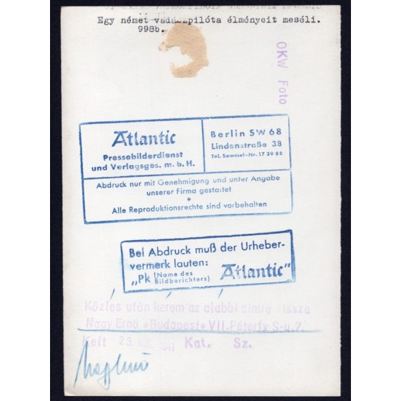 Nagyobb méret, német katonai repülőtér, „Egy német vadászpilóta élményeit meséli”, egyenruha, repülő, pilóta, 2. világháború, 1941, 1940-es évek, Eredeti sajtófotó,  pecséttel jelzett papírkép, OKW fo
