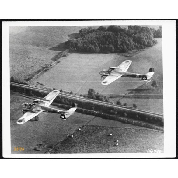 Nagyobb méret, Doriner DO-17 könnyűbombázók német horogkeresztes jelzéssel, légierő, repülőgép, jármű, 2. világháború, 1940, 1940-es évek, Eredeti sajtófotó, pecséttel jelzett papírkép. 